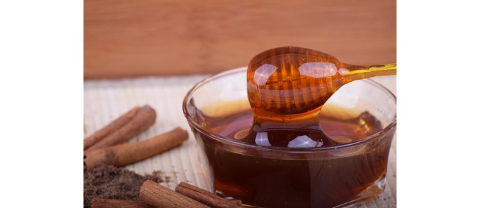 Czym różni się miód manuka od zwykłego miodu i jak go stosować?