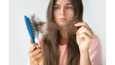 Domowe sposoby na problemy ze słabymi, wypadającymi włosami